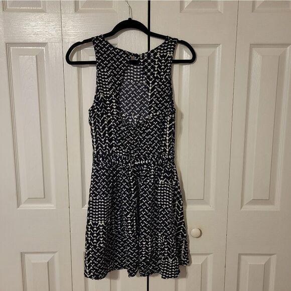 Cotton On black/white sleeveless Aztec design mini dress - Picture 4 of 6